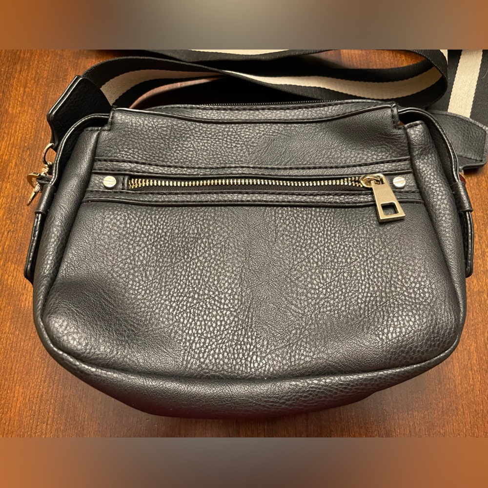 🖤 Black Crossbody Bag 🖤 - Picture 4 of 8